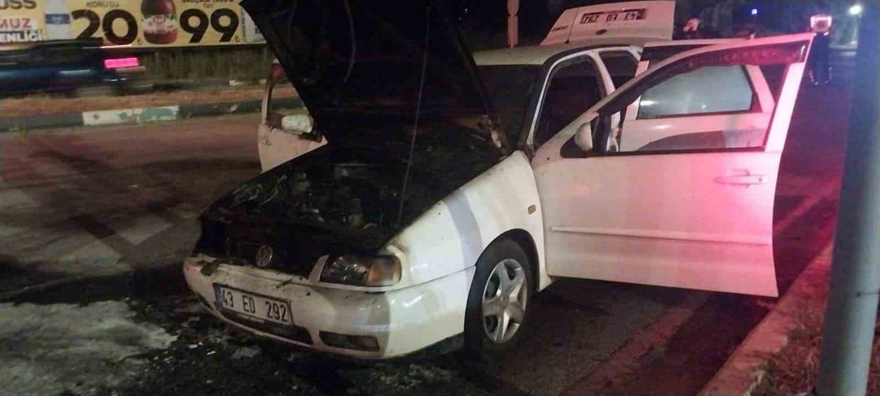 KÜTAHYA'DA KORKUTAN ARAÇ YANGINI