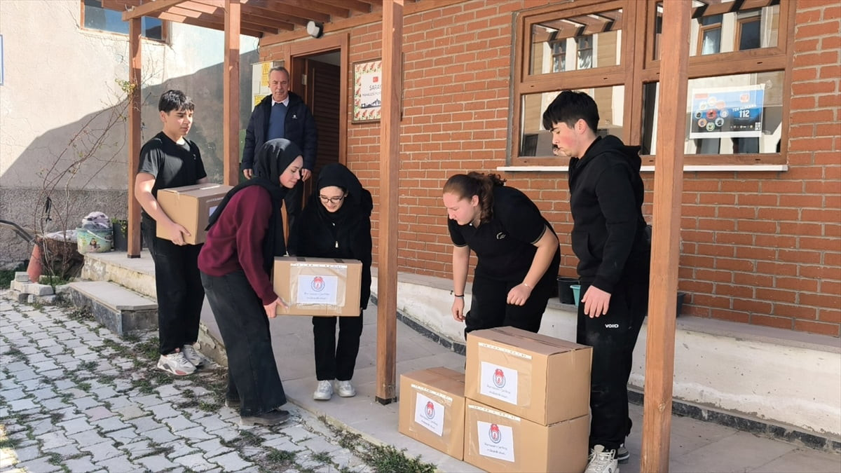 Kütahya'da lise öğrencileri biriktirdikleri harçlıklarla ihtiyaç sahiplerine destek oldu.