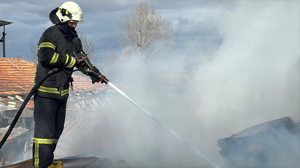 Kütahya'da mobilya atıklarının bulunduğu depoda çıkan yangın, söndürülmeye...