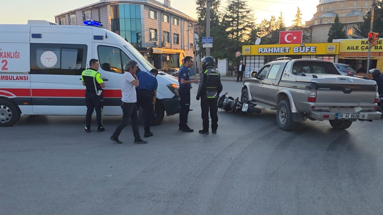 KÜTAHYA'DA MOTOSİKLET İLE CİP ÇARPIŞTI: 1 YARALI