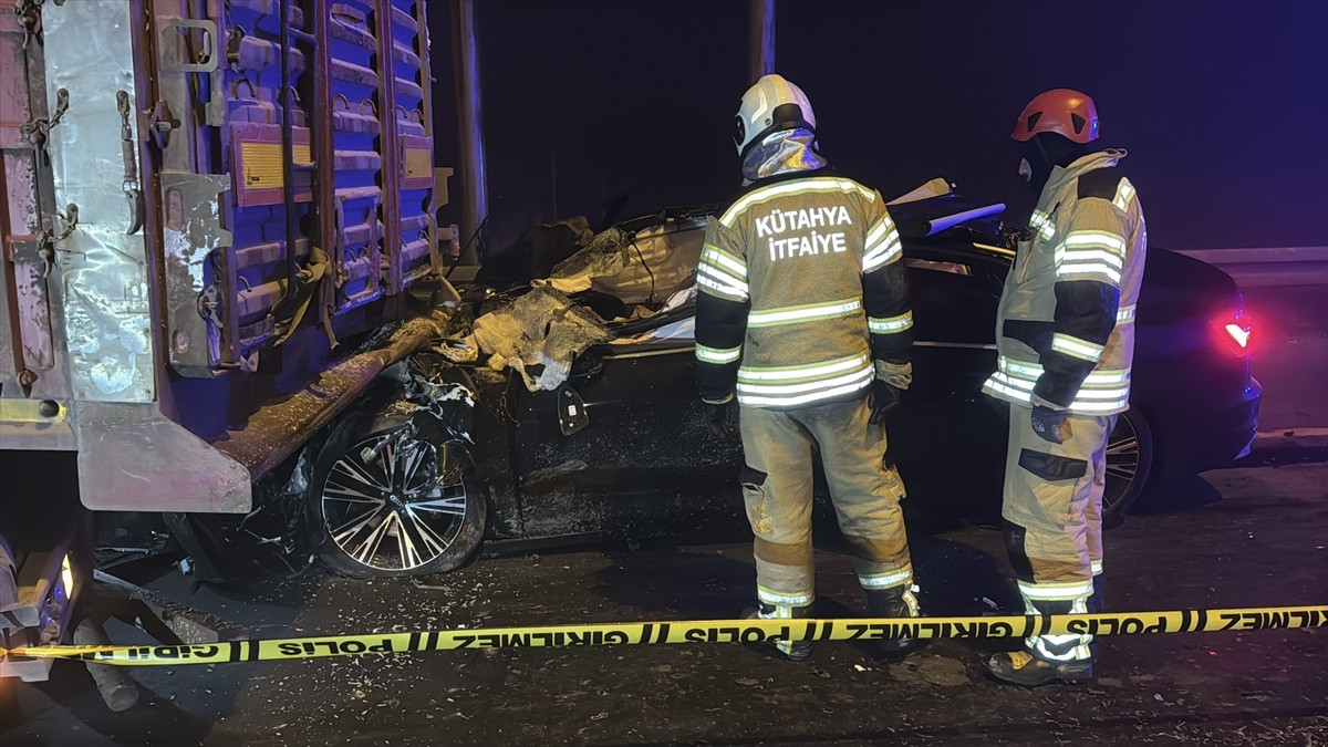 Kütahya'da otomobilin tıra arkadan çarpması sonucu 2'si kadın 4 kişi yaşamını yitirdi.