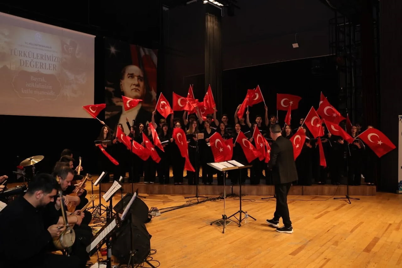 KÜTAHYA'DA "TÜRKÜLERİMİZDE DEĞERLER" KONSERİ SANATSEVERLERDEN TAM NOT ALDI