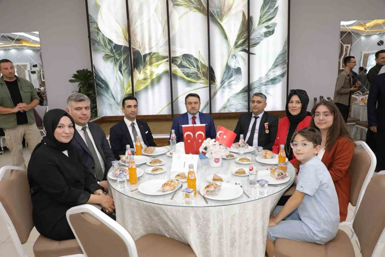 KÜTAHYA'DA ŞEHİT AİLELERİ VE GAZİLERLE AYNI SOFRADA BULUŞTU