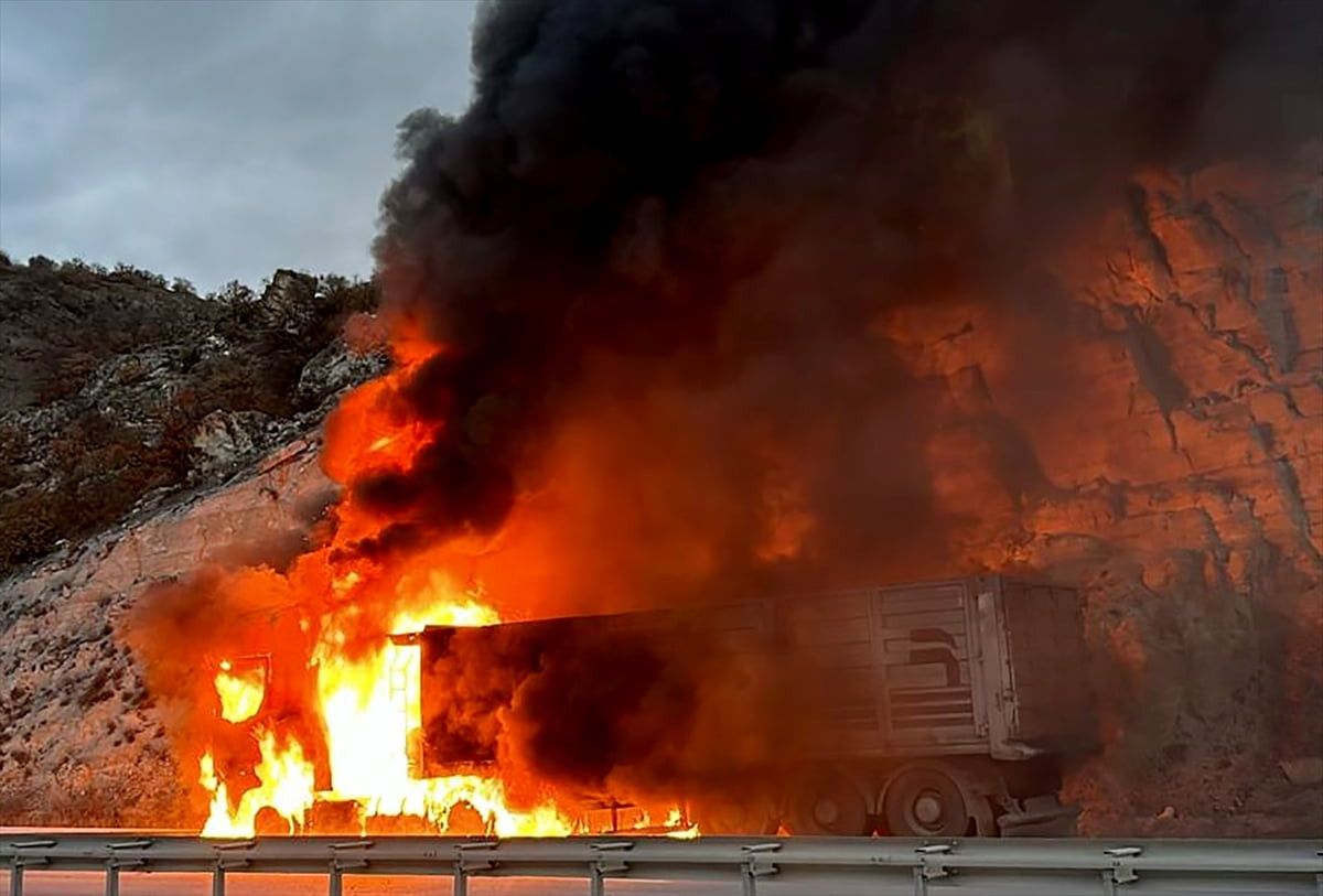 Kütahya'da seyir halindeyken yanan silis kumu yüklü tır, itfaiye ekiplerince söndürüldü.