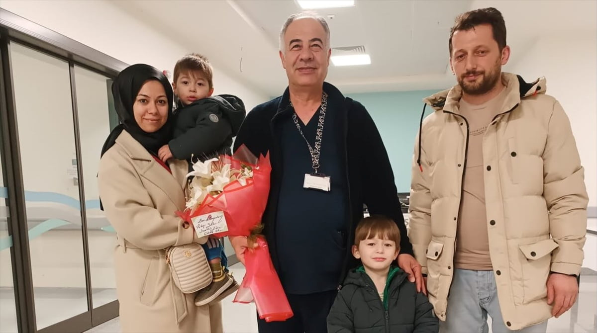 Kütahya'da soluk borusuna şeker takılan 3 yaşındaki çocuk, sağlık personelinin Heimlich...