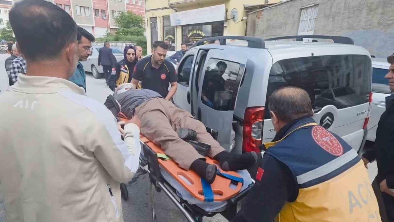 KÜTAHYA'DA SÜRÜCÜSÜ DİREKSİYON BAŞINDA RAHATSIZLANINCA KONTROLDEN ÇIKAN HAFİF TİCARİ ARAÇ, BAŞKA...