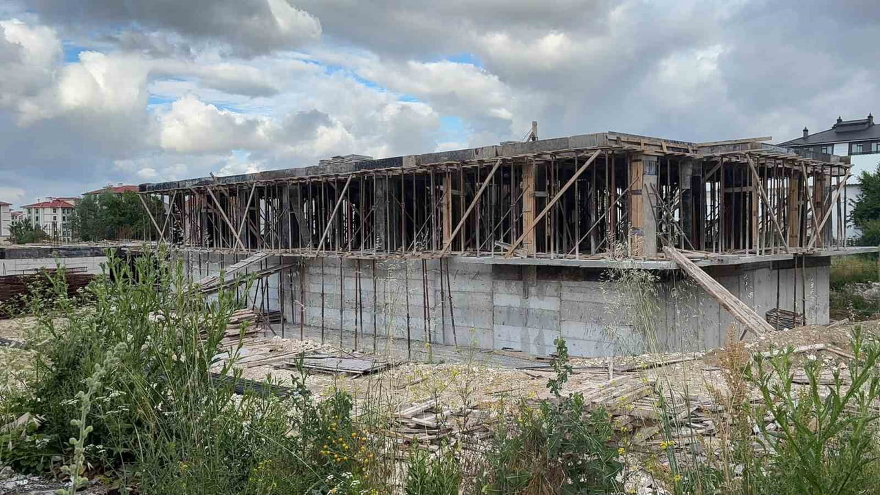 KÜTAHYA'DA YAPIMI DEVAM EDEN BİR BİNA İNŞAATINDA İSKELE ÇÖKMÜŞTÜ (ARŞİV)