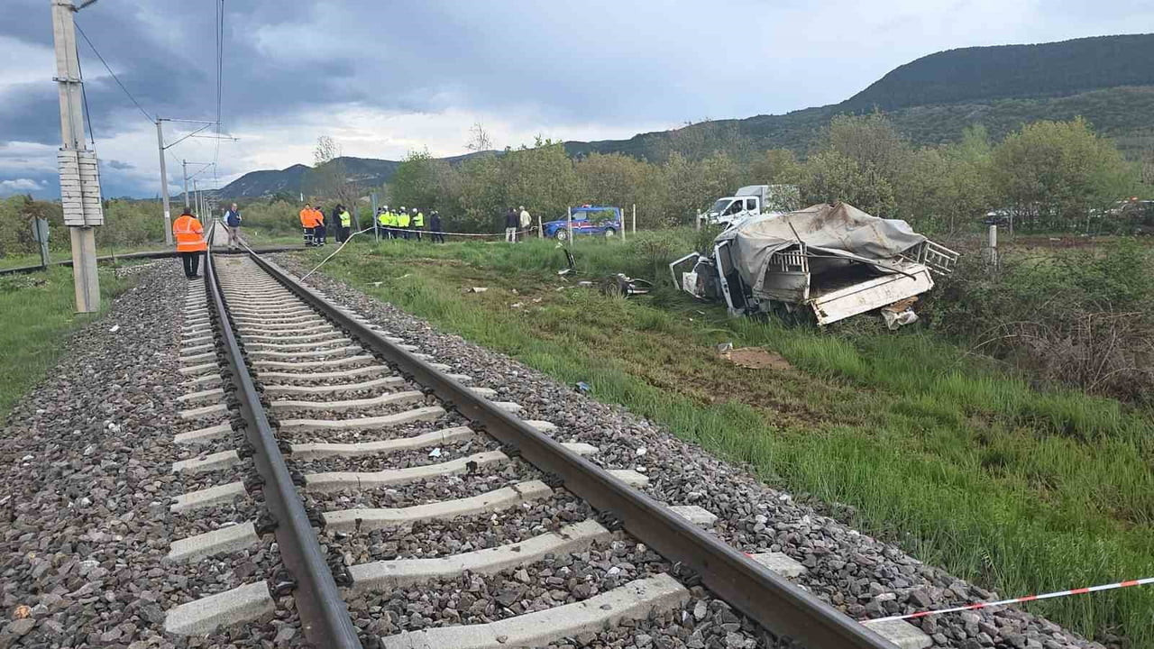 KÜTAHYA'DA YOLCU TRENİ İLE KAMYONETİN HEMZEMİN GEÇİTTE ÇARPIŞMASI SONUCU MEYDANA GELEN KAZADA 4...