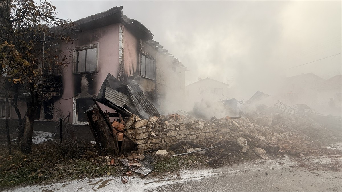 Kütahya'nın Domaniç ilçesinde 2 katlı evde çıkan yangın itfaiye ekiplerince söndürüldü. Ekiplerin...
