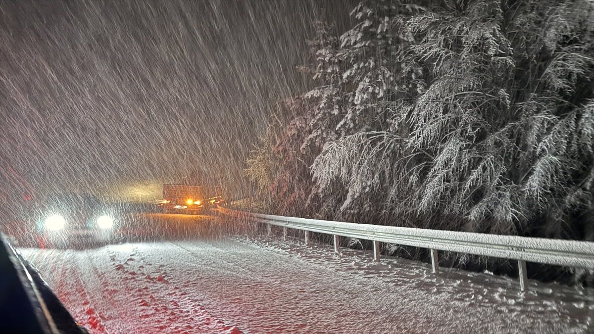 Kütahya'nın Domaniç ilçesinde yoğun kar yağışı, ulaşımı olumsuz etkiliyor.
