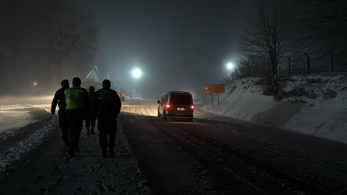 Kütahya'nın Domaniç ilçesindeki yüksek kesimlerde kar yağışı etkili oluyor.