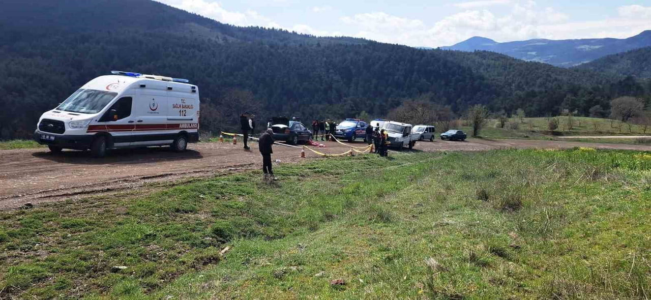 KÜTAHYA'NIN EMET İLÇESİ'NDE KAYIP OLARAK ARANAN 67 YAŞINDAKİ ALİ YAVUZ, KENDİ ARACININ ALTINDA ÖLÜ...