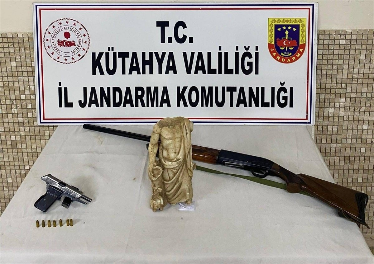 Kütahya'nın Emet ilçesinde, evinde Roma dönemine ait olduğu tahmin edilen heykel bulunan şüpheli...