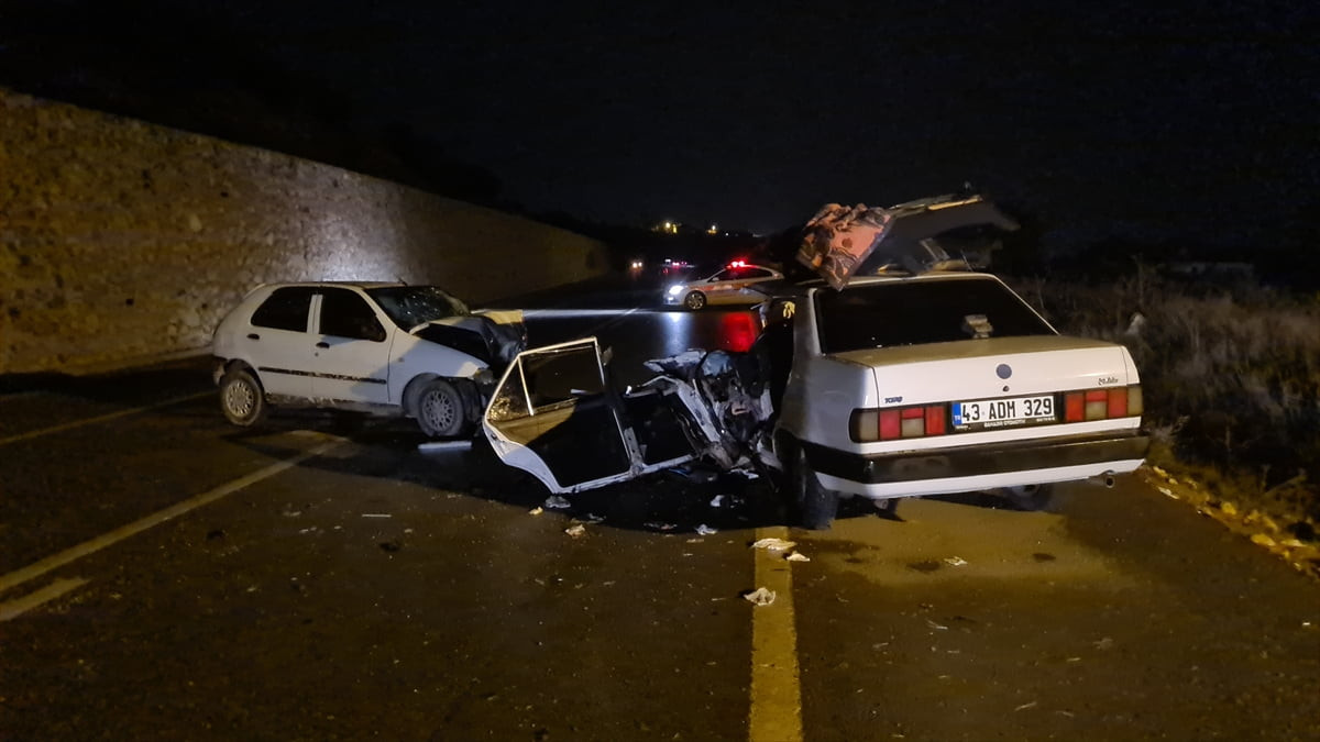 Kütahya'nın Emet ilçesinde iki otomobilin çarpışması sonucu 2'si ağır 4 kişi yaralandı.