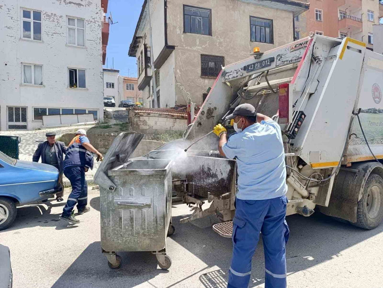KÜTAHYA'NIN HİSARCIK İLÇESİNDE, BELEDİYE EKİPLERİ TARAFINDAN İLÇE GENELİNDEKİ ÇÖP KONTEYNERLERİNDE...