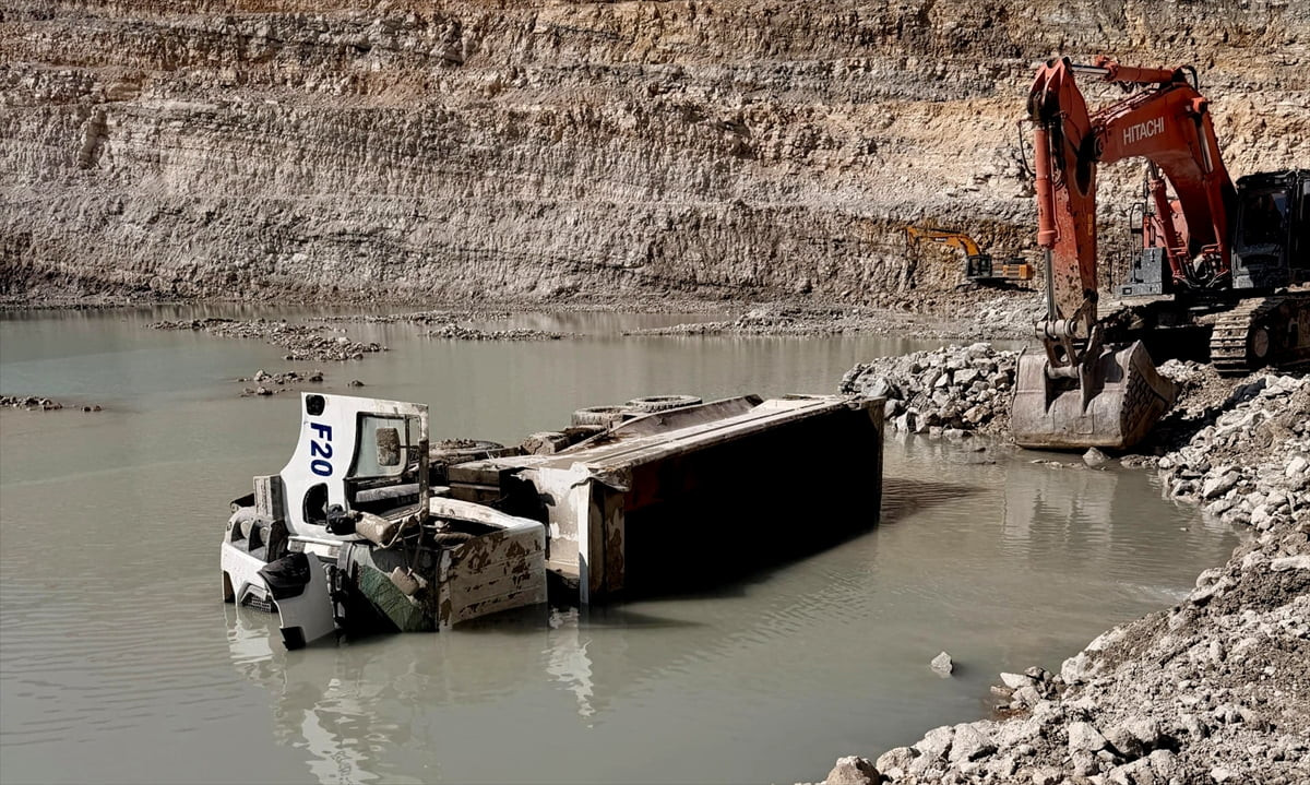 Kütahya'nın Hisarcık ilçesinde, bor madeni sahasında su birikintisine devrilen kamyonun sürücüsü...