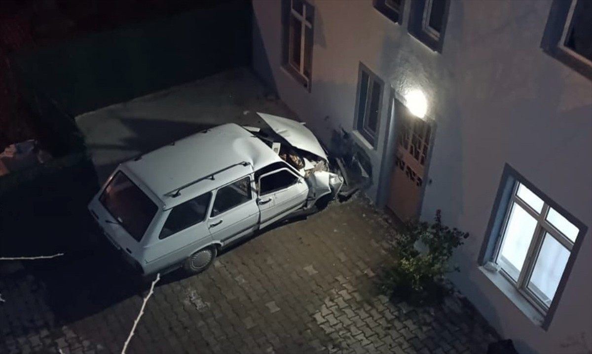 Kütahya'nın Hisarcık ilçesinde evin duvarına çarpan otomobilin sürücüsü yaralandı, eşi hayatını...