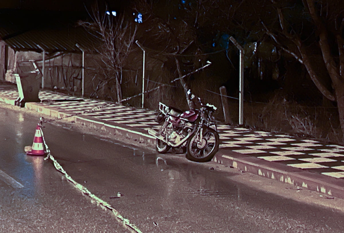 Kütahya'nın Hisarcık ilçesinde motosikletin çöp konteynerine çarpması sonucunda 1 kişi öldü, 1...