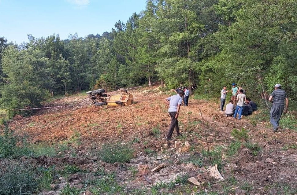 KÜTAHYA'NIN HİSARCIK İLÇESİNDE SU TANKERİ TAKILI TRAKTÖRÜN DEVRİLMESİ SONUCU 1 KİŞİ YAŞAMINI...