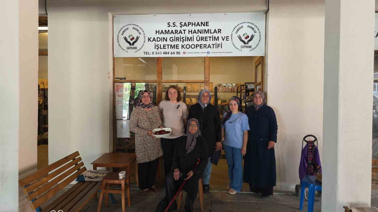 KÜTAHYA'NIN ŞAPHANE İLÇESİNDE İKİ YIL ÖNCE 7 KADIN GİRİŞİMCİNİN ÖNCÜLÜĞÜNDE KURULAN ŞAPHANE...