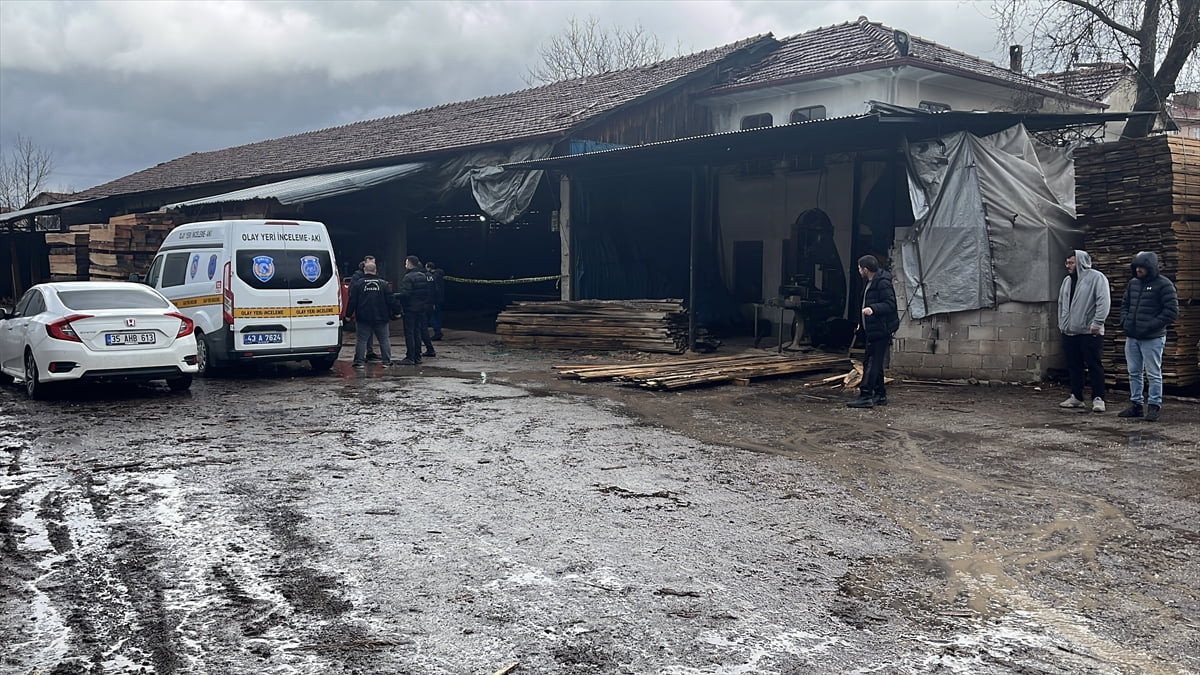 Kütahya'nın Simav ilçesinde, bir kereste atölyesinde tomruk biçme makinesinin üstüne düşen işçi...