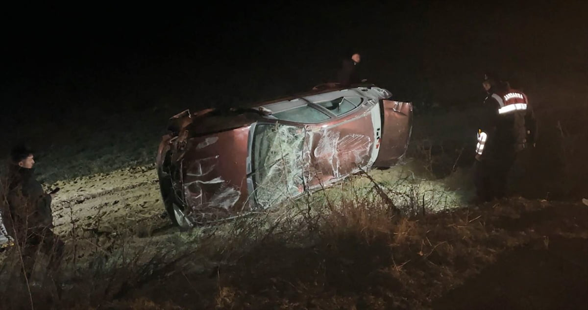  Kütahya'nın Simav ilçesinde otomobilin tarlaya devrilmesi sonucu 1 kişi hayatını kaybetti, 1 kişi...