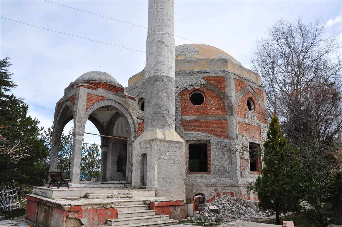 Kütahya'nın simgeleri arasında yer alan Çinili Cami'nin, yıkılma riski nedeniyle yıkılarak aslına...