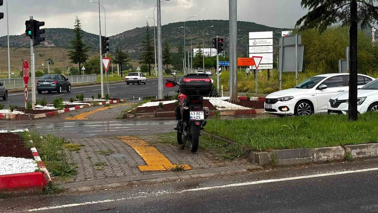 KÜTAHYA'NIN TAVŞANLI İLÇESİNDE MEYDANA GELEN KAZADA OTOMOBİLLE ÇARPIŞAN MOTOSİKLETLİ...