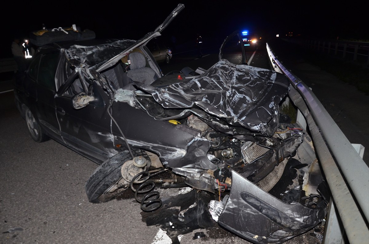 Kütahya'nın Tavşanlı ilçesinde, tırın arkasından çarpan otomobil sürücüsü hayatını...