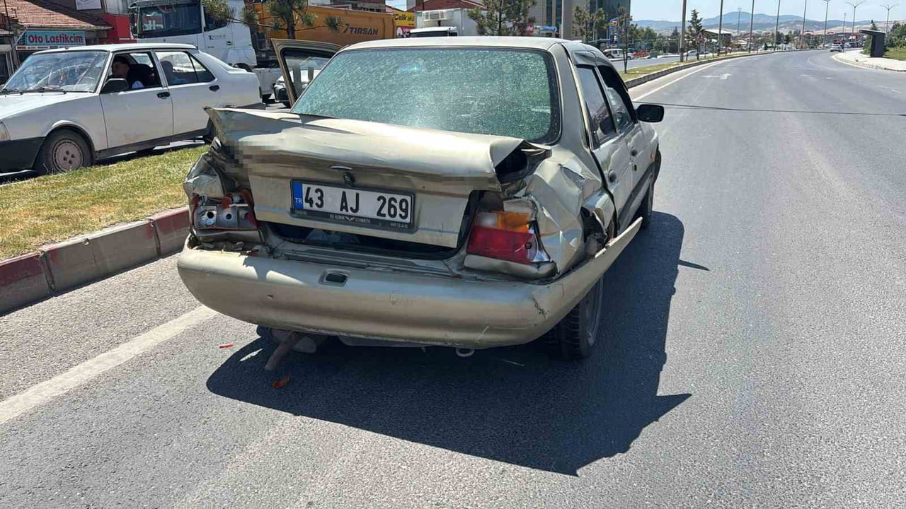 KÜTAHYA'NIN TAVŞANLI İLÇESİNDE TIRIN OTOMOBİLE ARKADAN ÇARPMASI SONUCU MEYDANA GELEN TRAFİK...