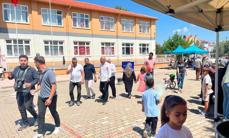 KÜTAHYA'NIN TAVŞANLI İLÇESİNE BAĞLI DAĞÇEŞME MAHALLESİ'NDEKİ OKULUN BAHÇESİNDE, DAĞÇEŞME...