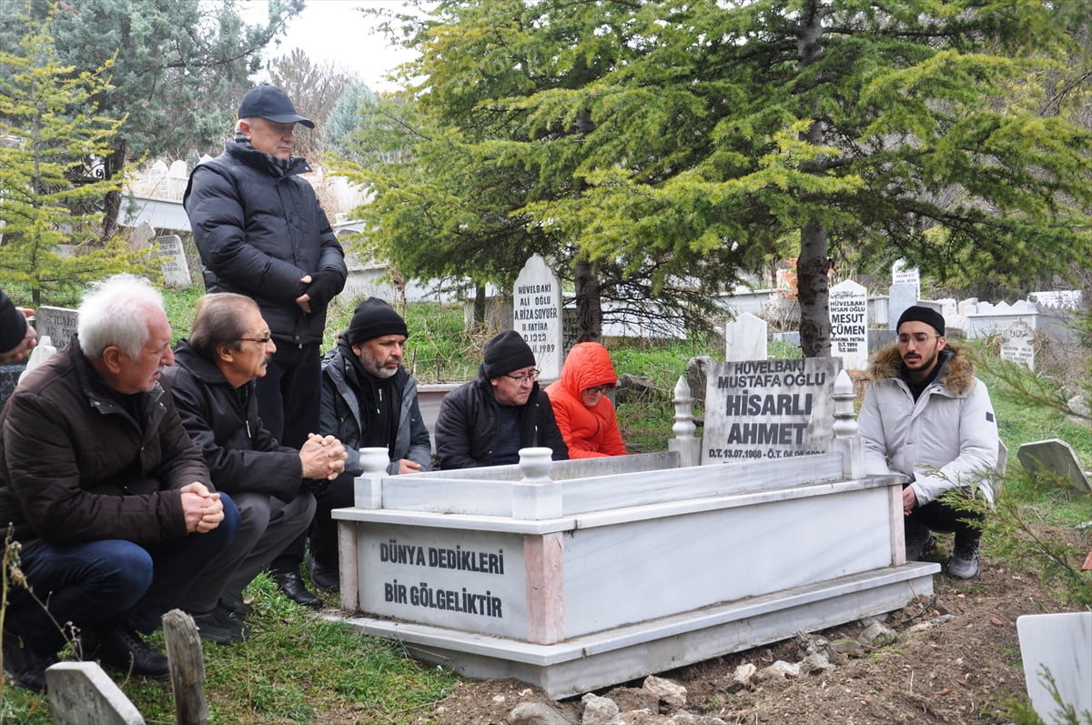 Kütahya'ya ait birçok türküyü derleyip Türk Halk Müziği repertuvarına kazandıran ve "Kütahya...