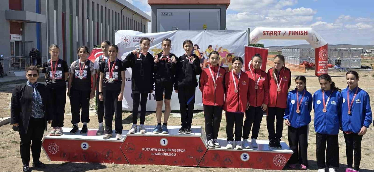 KÜTAHYA’DA DÜZENLENEN ANADOLU YILDIZLAR LİGİ 1. KADEME MÜSABAKALARINA KATILAN ESKİŞEHİR TAKIMLARI...