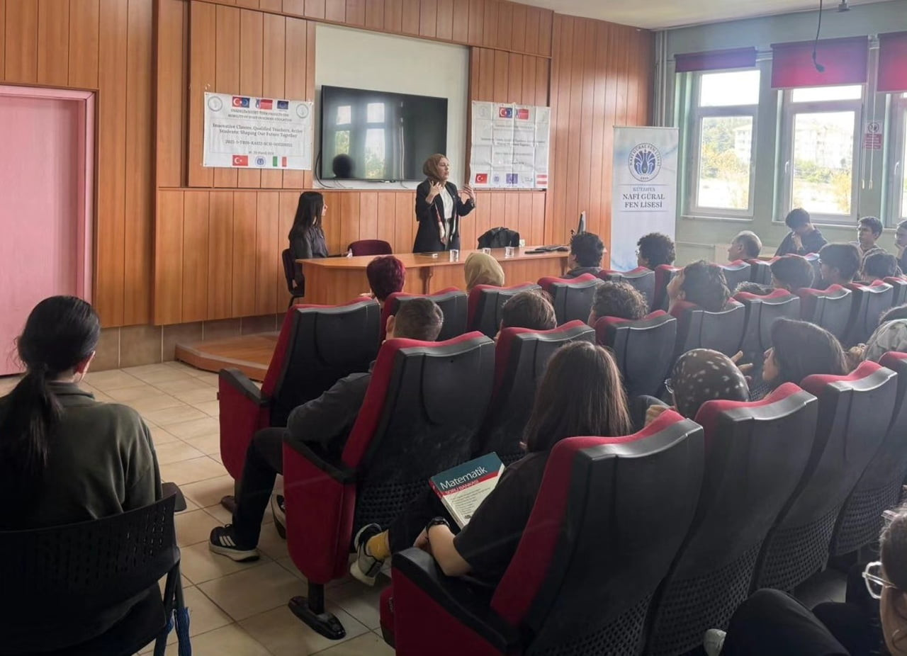 KÜTAHYA’DA FEN LİSESİ ÖĞRENCİLERİNE AVUKATLIK MESLEĞİ TANITILDI