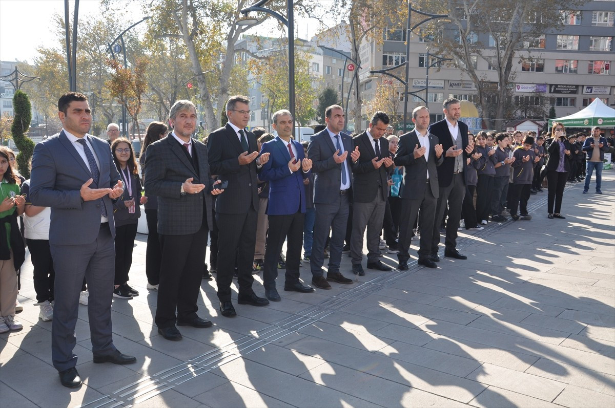 Kütahya’da Fuat Paşa Ortaokulunca, öğrenciler ve ailelerin desteğiyle Zafer Meydanı’nda Gazze...