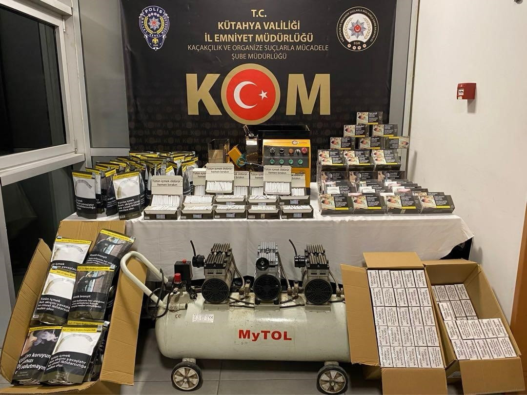 KÜTAHYA’DA KAÇAKÇILIĞA DARBE, BİNLERCE MAKARON VE KAÇAK TELEFON ELE GEÇİRİLDİ