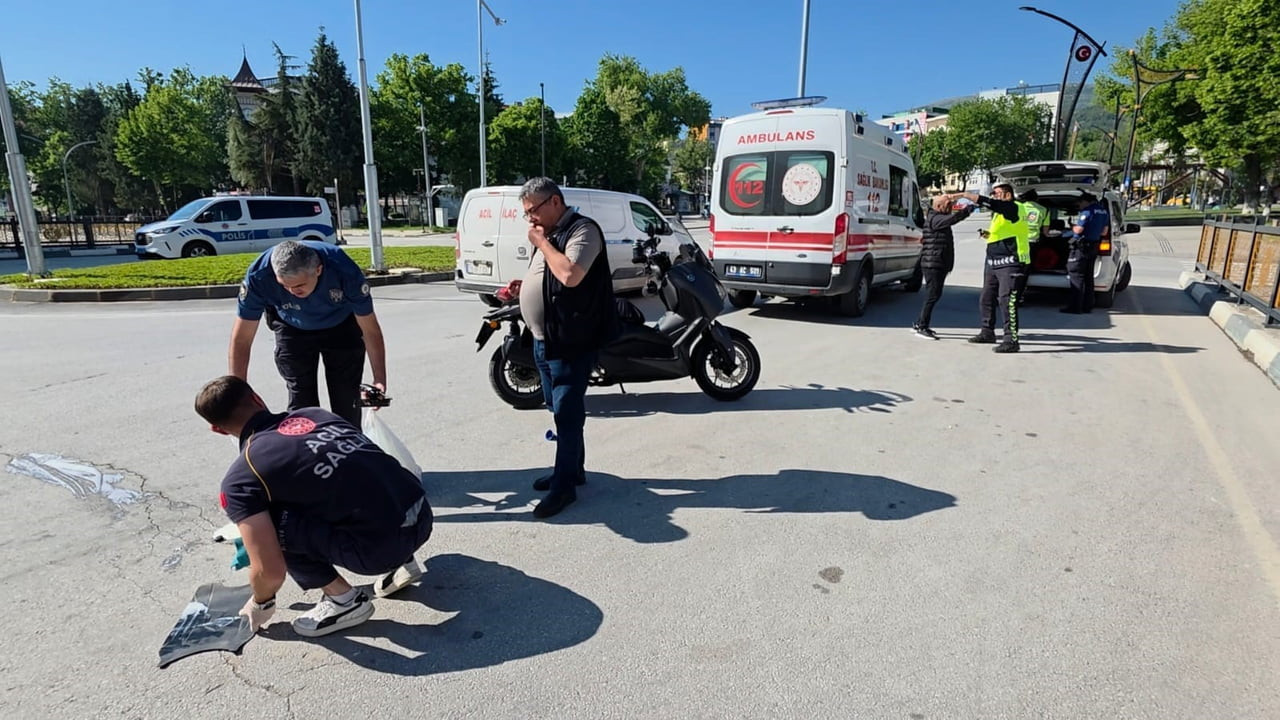 KÜTAHYA’DA MOTOSİKLET İLE ELEKTRİKLİ BİSİKLET ÇARPIŞTI: 1 YARALI