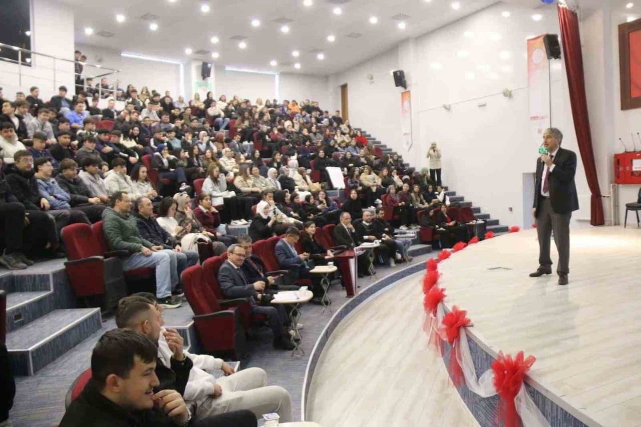 KÜTAHYA’DA ÖĞRENCİLERE GİRİŞİMCİLİK EĞİTİMİ