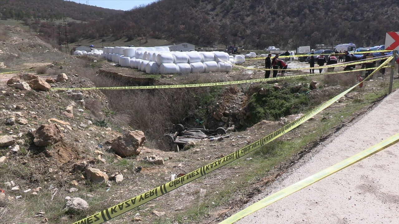 Kütahya'da Otomobil Kazası: İki Kişi Hayatını Kaybetti