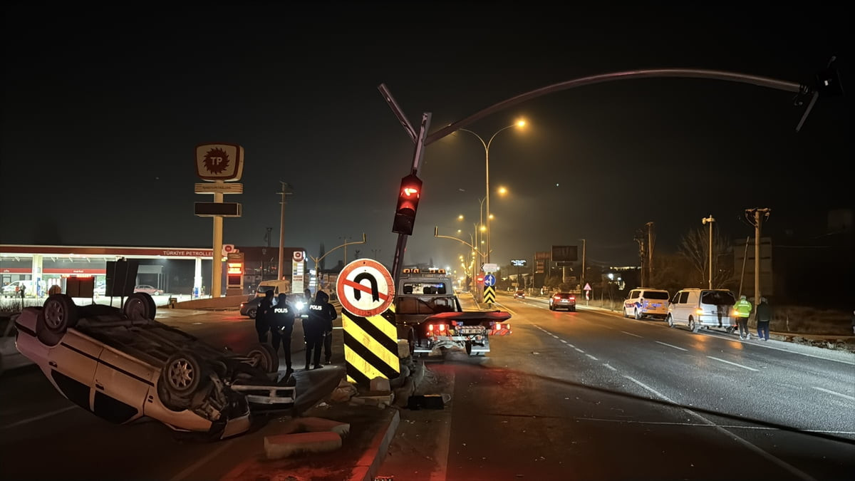 Kütahya’da trafik lambasına çarparak yola devrilen otomobilin sürücüsü yaralandı.