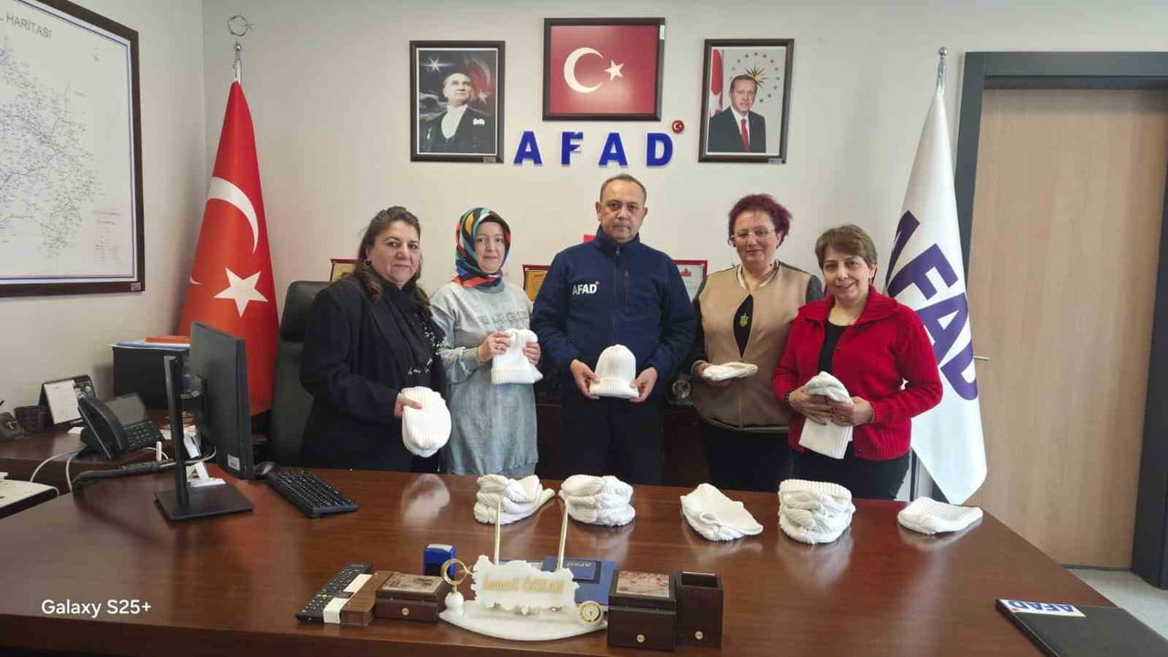 KÜTAHYALI KADINLARDAN ANLAMLI DAYANIŞMA, ÖRDÜKLERİ BERELERİ AFAD’A TESLİM ETTİLER