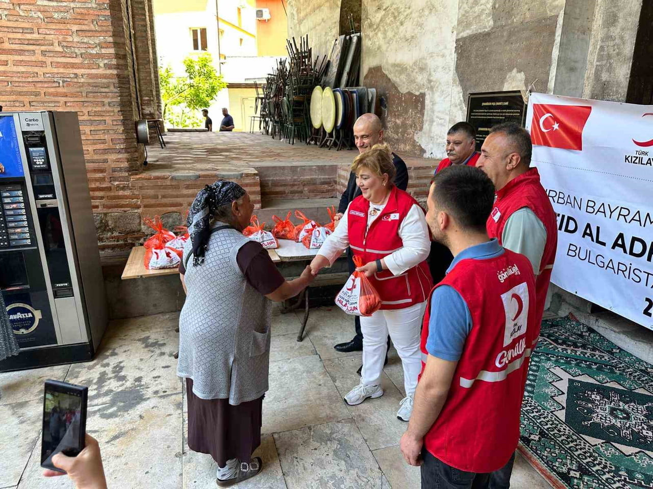 KÜTAHYALI KIZILAY YÖNETİCİSİ TOZARAYDIN, BULGARİSTAN'DA KURBAN PAYI DAĞITTI