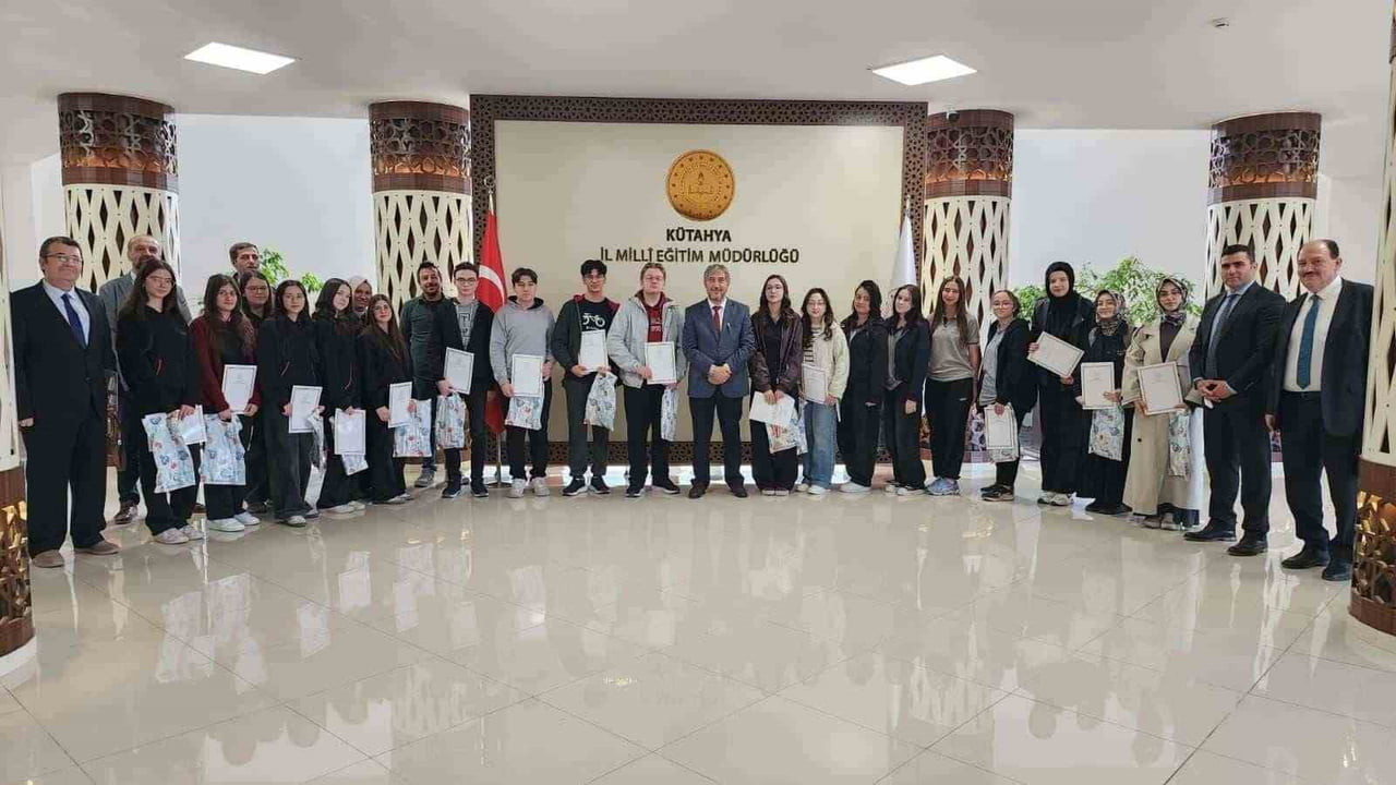 KÜTAHYA’NIN BAŞARILI ÖĞRENCİLER ÖDÜLLENDİRİLDİ