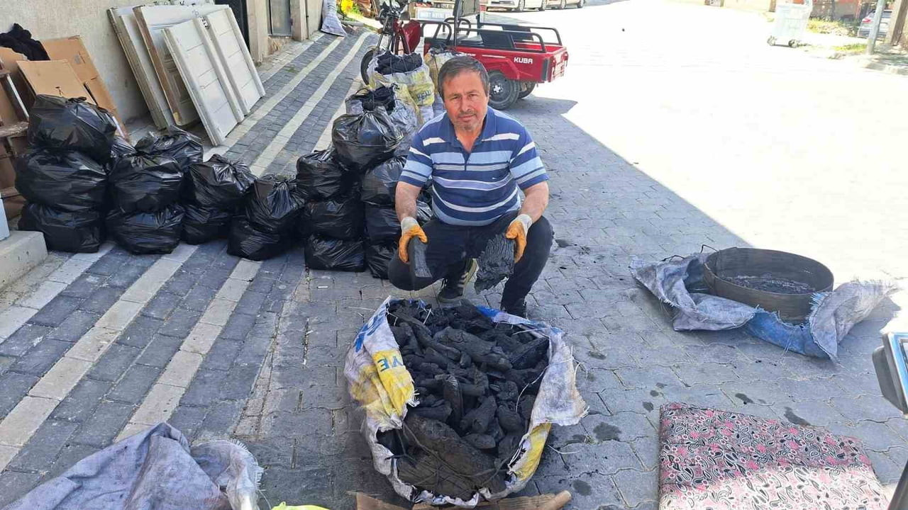 KÜTAHYA’NIN HİSARCIK İLÇESİNDE KURBAN BAYRAMI’NIN YAKLAŞMASIYLA BİRLİKTE MANGAL KÖMÜRÜ...