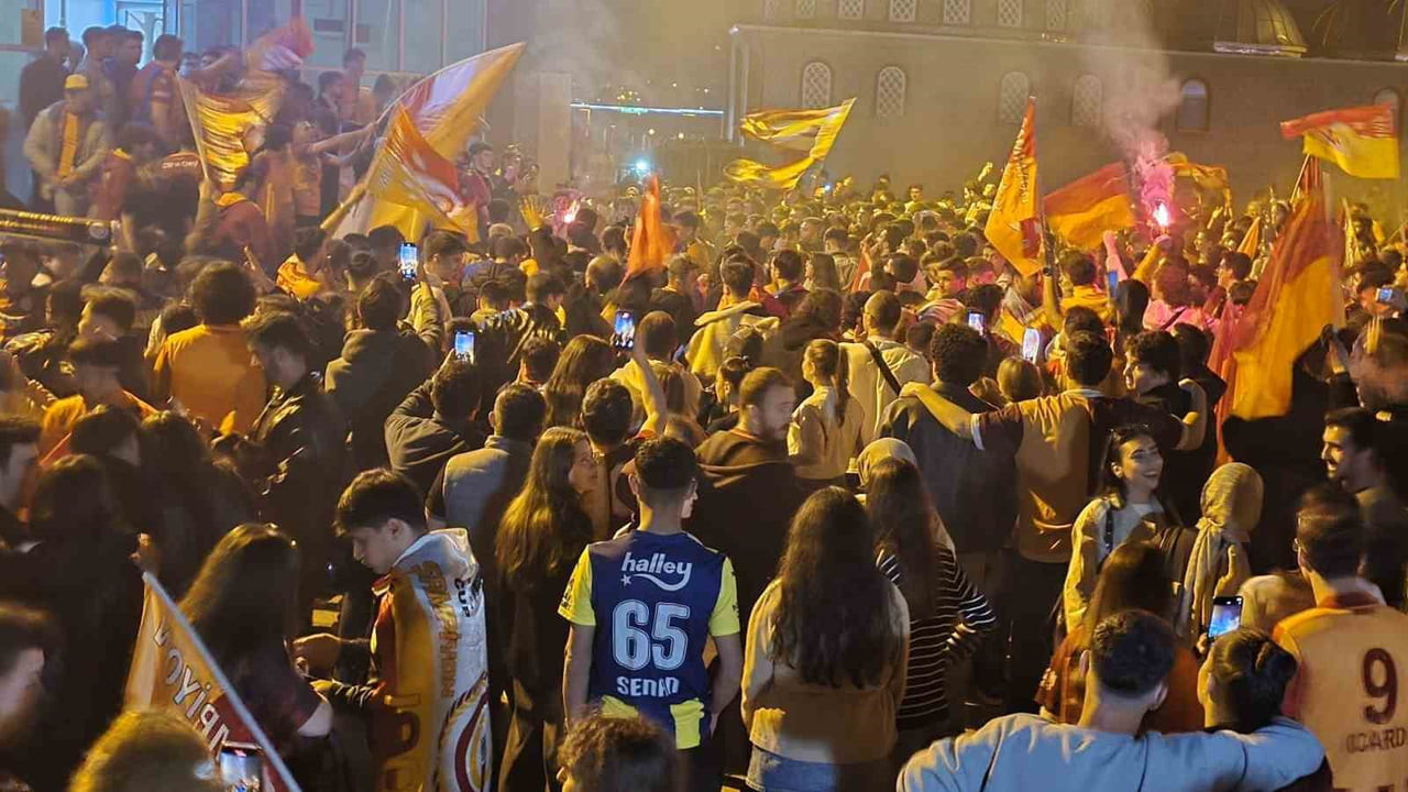 KUTLAMALAR SIRASINDA BAZI FENERBAHÇE TARAFTARLARININ DA EĞLENCEYE KATILDIĞI GÖRÜLDÜ.