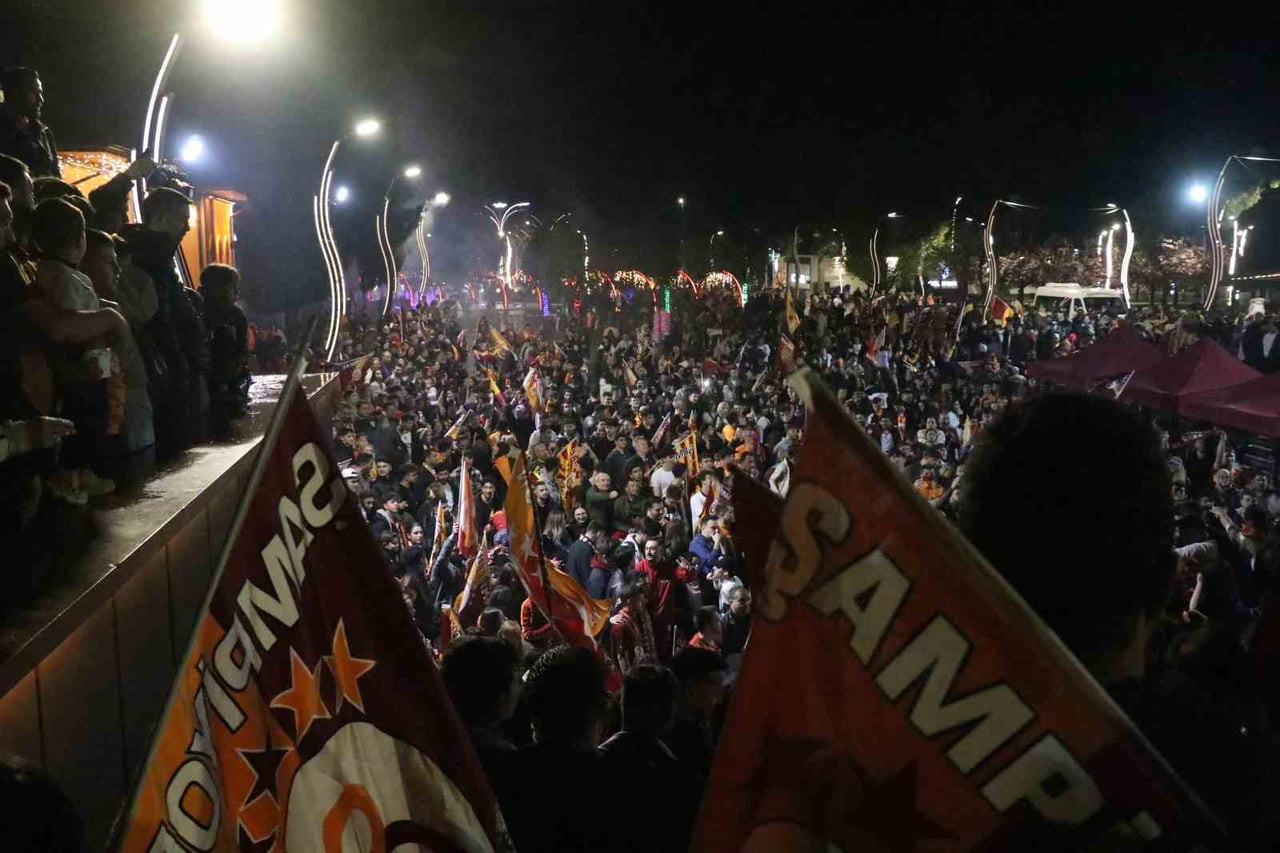 KUTLAMALARIN ASIL MERKEZ ÜSSÜ İSE VALİLİK MEYDANI OLDU. KISA SÜREDE ALANI HINCA HINÇ DOLDURAN...