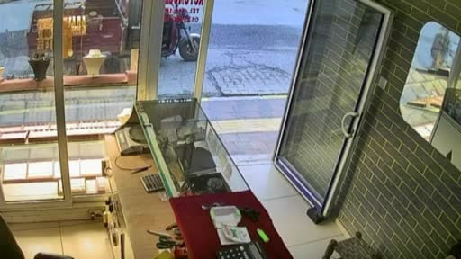 Kuyumcuya müşteri gibi girdi, 60 bin liralık yüzüğü alıp saniyeler içinde kayıplara karıştı...O...
