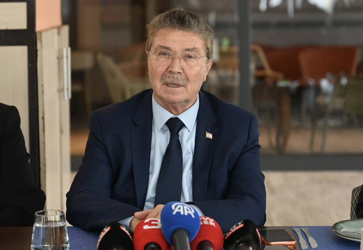 Kuzey Kıbrıs Türk Cumhuriyeti (KKTC) Başbakanı Ünal Üstel, Türkiye'den gelen gazetecilerle bir...