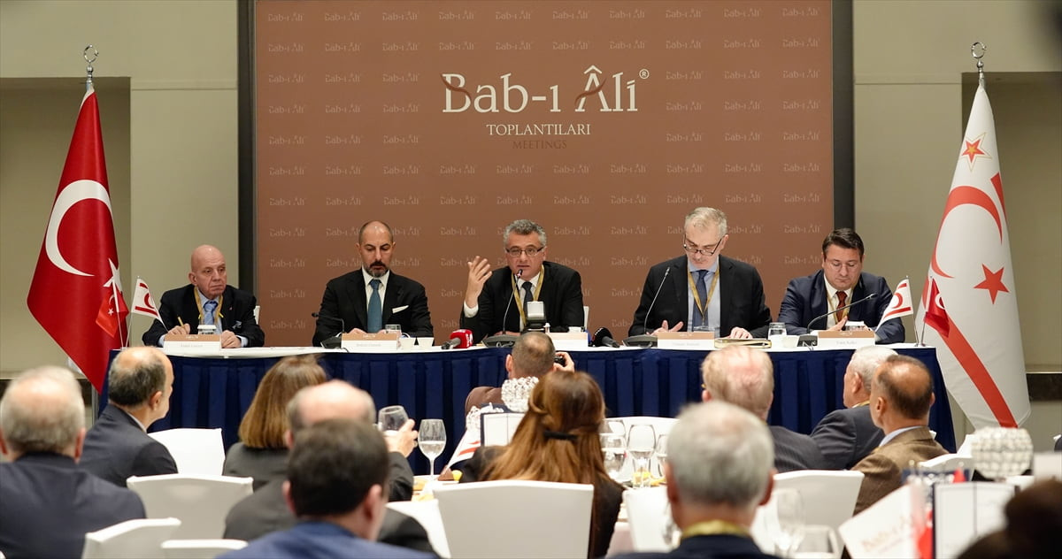Kuzey Kıbrıs Türk Cumhuriyeti (KKTC) Cumhurbaşkanı Tufan Erhürman (ortada), İstanbul'da bir otelde...