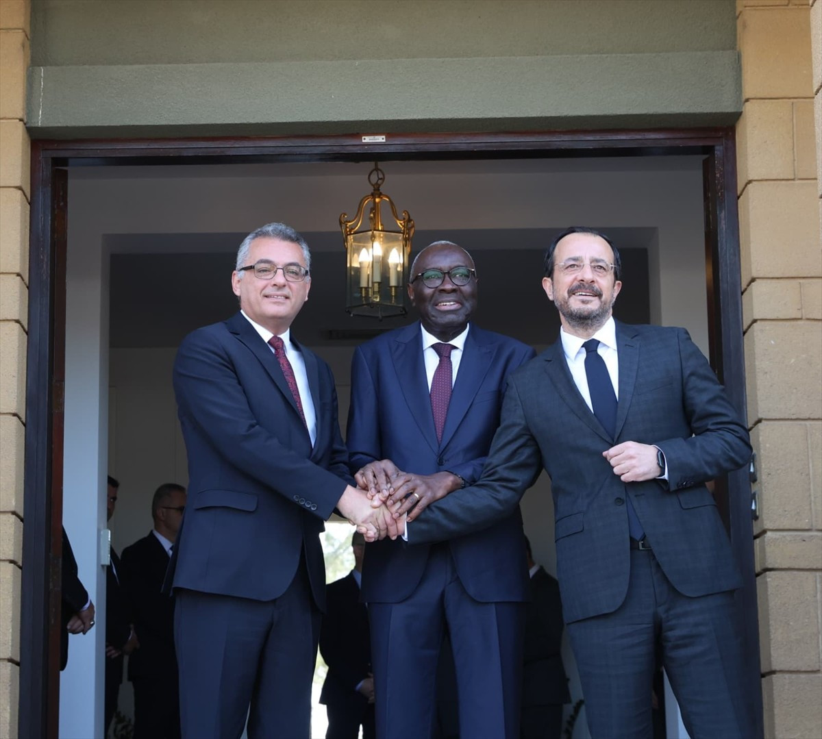 Kuzey Kıbrıs Türk Cumhuriyeti (KKTC) Cumhurbaşkanı Tufan Erhürman (solda) ile Güney Kıbrıs Rum...